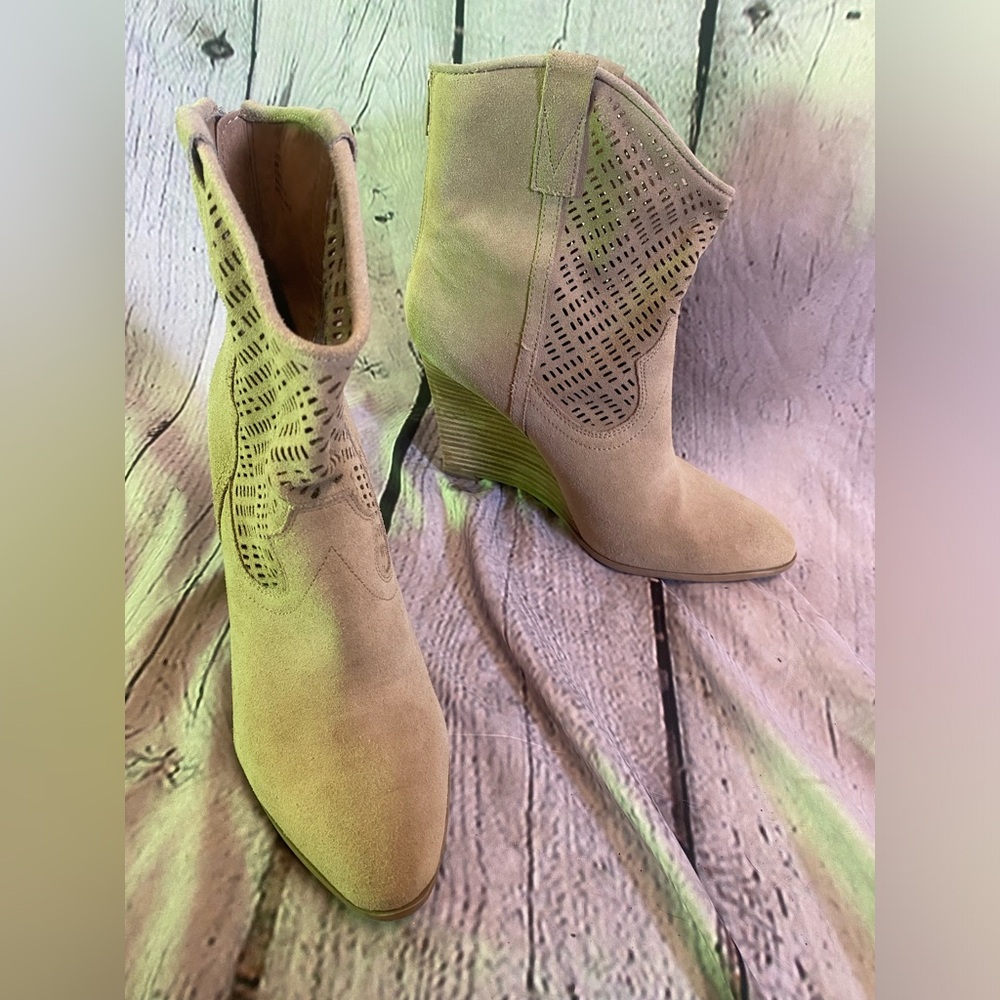 5/$20 Crown Vintage Women’s Iris‎ Tan Suede Western Wedge Ankle Booties Size 8